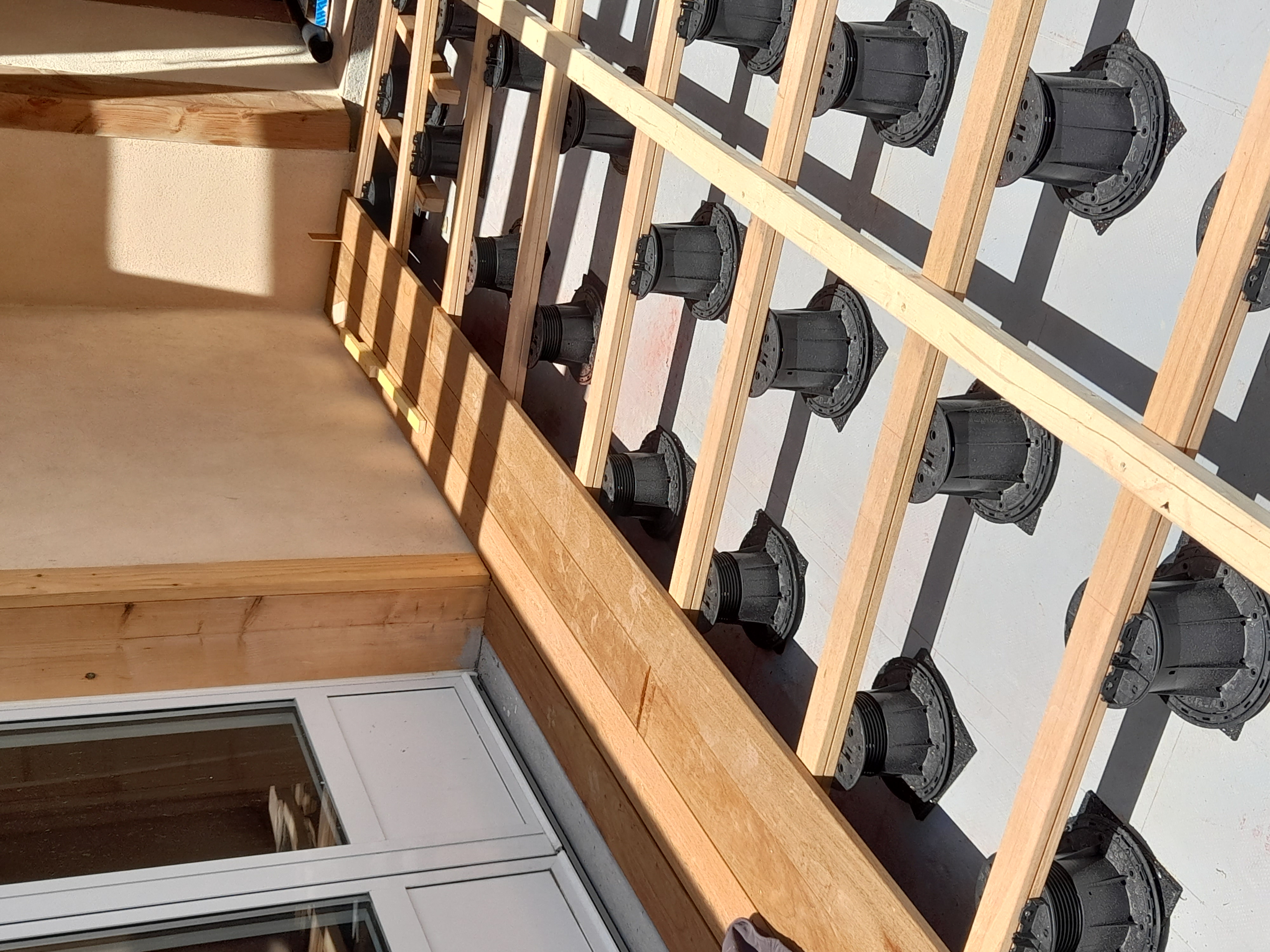 Image de plot en place pret a recevoir un plancher bois en ipé