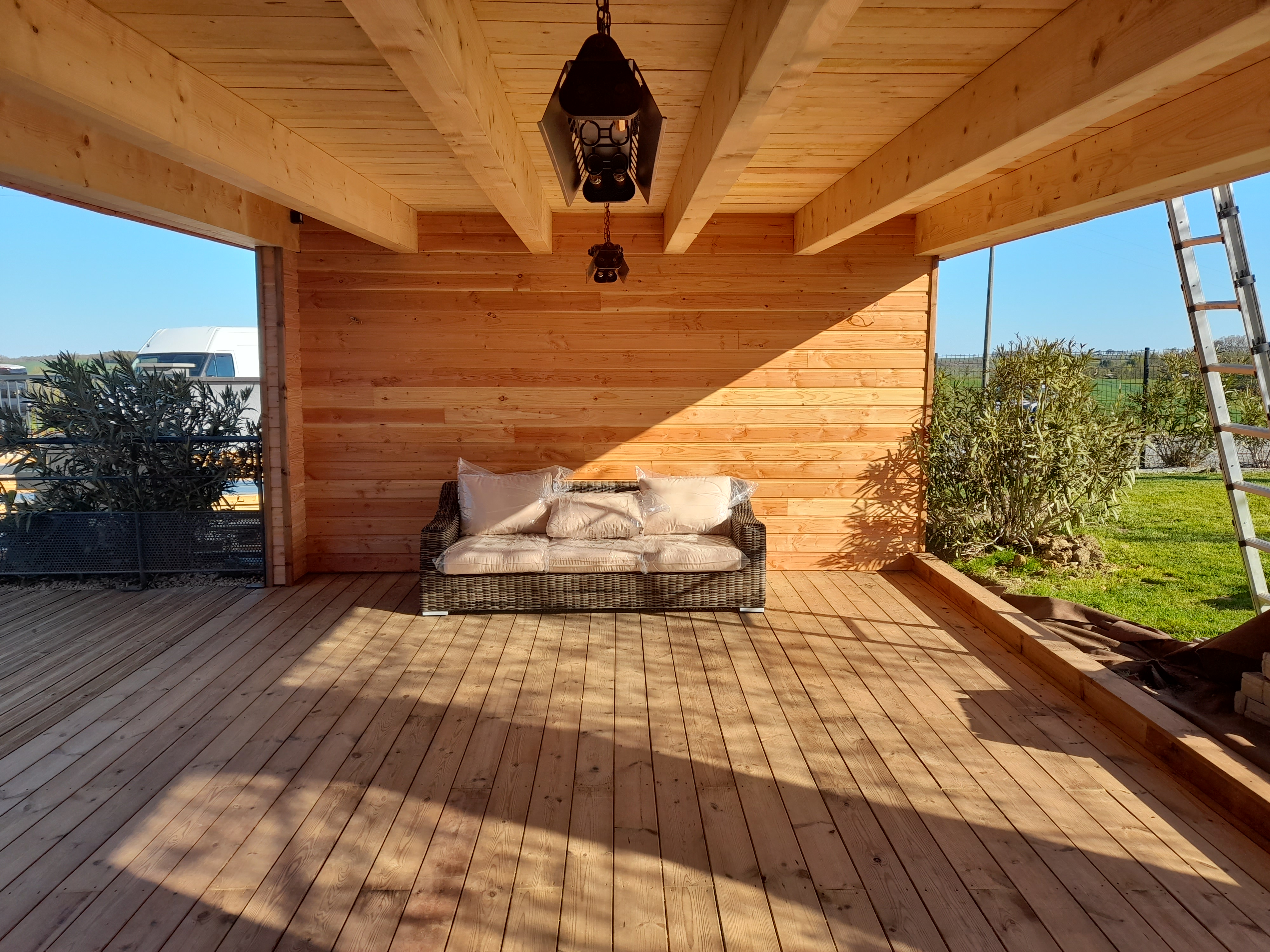 Image de la création d'un pool house sous un autre angle en bois douglas